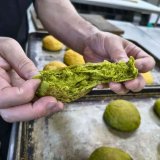  ほうれん草パンが、まさかのよもぎ味!? 野菜パン試作の裏側