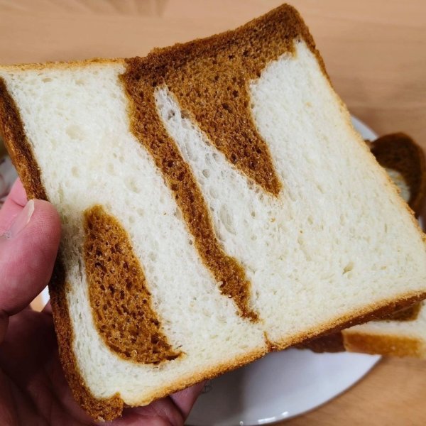 画像3: 白生地と黒糖生地のマーブル食パン５枚切 (3)