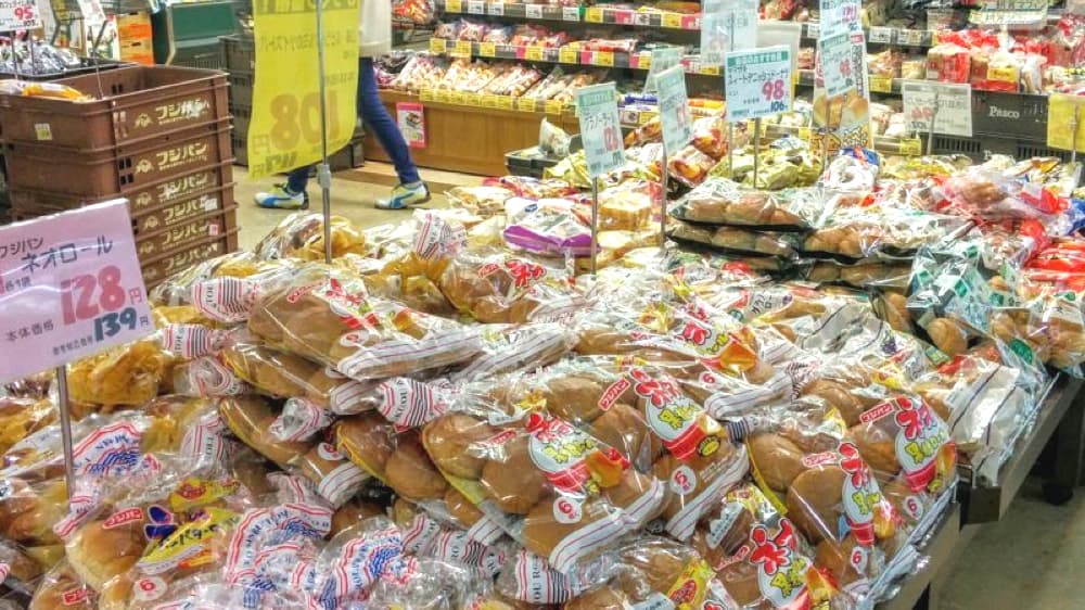スーパーに売っている山盛りの袋売りのパン