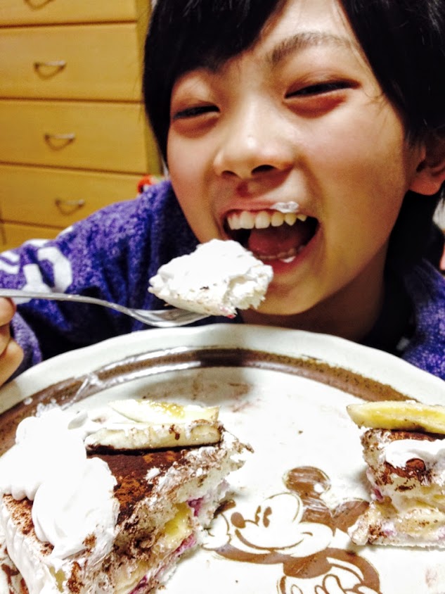 昨日届いたスポンジ風パンとホイップクリームで、アレルギーっ子も食べられるバレンタインのケーキを作りました(^^)