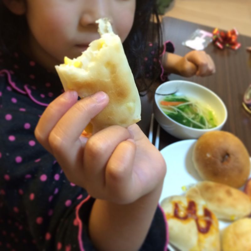 菓子パン、総菜パンに感激したのはもちろん、娘は初めての動物パンも大喜び