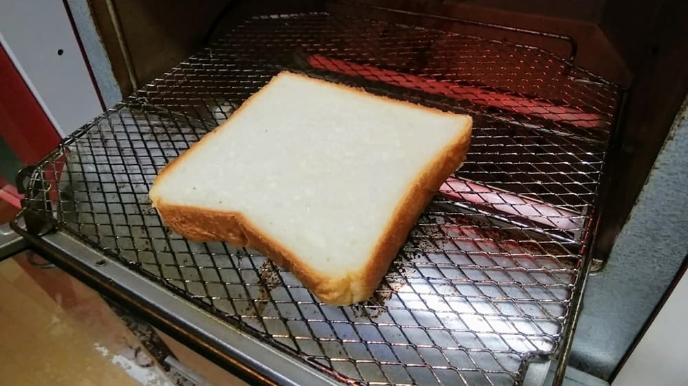 冷凍した食パンは、あらかじめ予熱したトースターにそのまま入れて焼いてください。