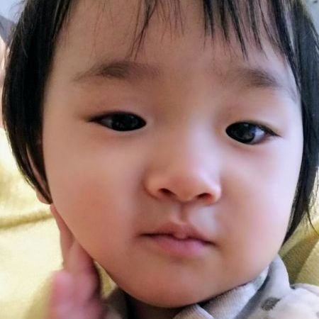 段ボールを開けたとたんに、１歳娘はハイハイで近寄ってきてベビーサインで「パン！食べる！」「ぶどうのパン！」とリクエストの嵐