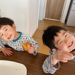 下の子(2歳 乳アレルギー)は菓子パン系をペロリ、上の子(4歳 2歳まで卵アレルギー)はコッペパンやロールパンをサンドイッチにしてペロリです(^^♪