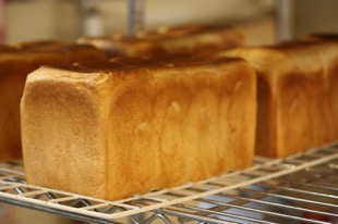 一番のおすすめ商品は、もちろん、tonton食パン。