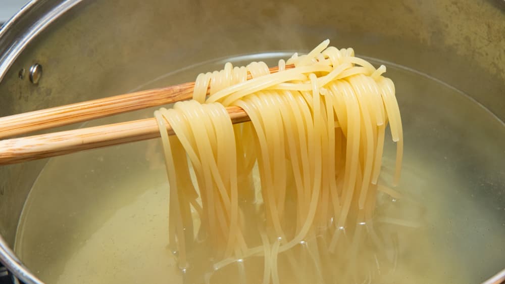 茹で汁に含まれた麺（小麦粉）のデンプンが、本来混ざりあうことのないオリーブオイルと水分を乳化させます。