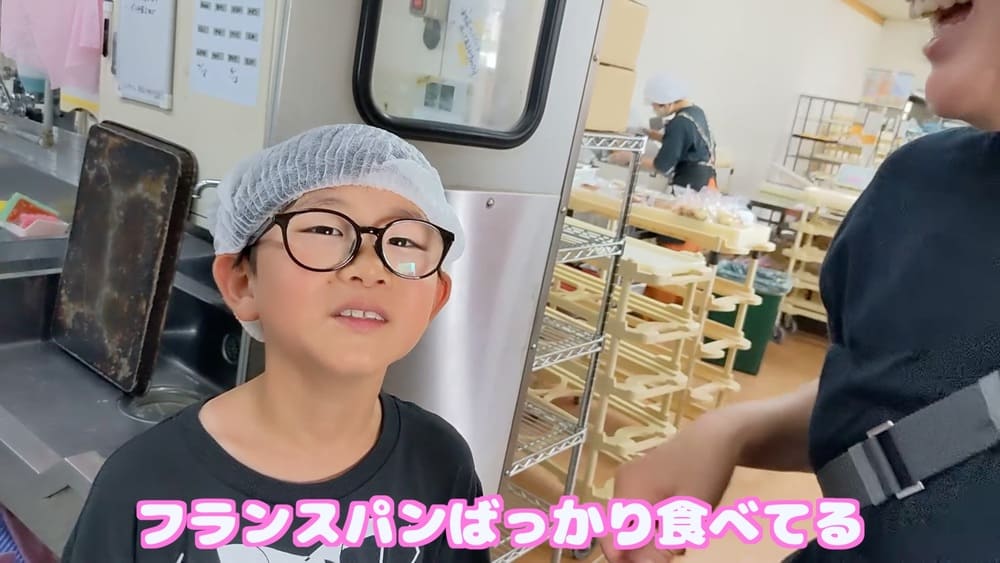 国境を越えた「美味しい」への憧れ：アメリカ在住のお客様が体験した日本のパン工場見学 | アレルギー対応パンのtonton