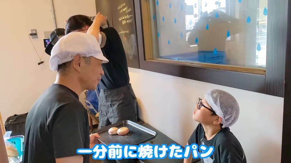 国境を越えた「美味しい」への憧れ：アメリカ在住のお客様が体験した日本のパン工場見学 | アレルギー対応パンのtonton