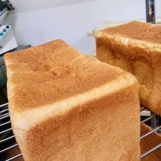 商品が届いた時に食パンの上の部分がへこんでいたり、時には形がくずれていたりするのはなぜですか？