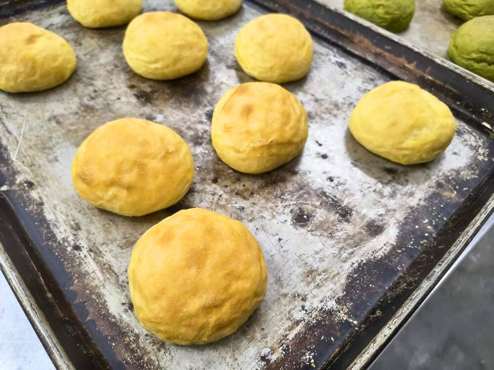 画像:焼き上がった丸パン(黄色・緑の並び) | アレルギー対応パンのtonton