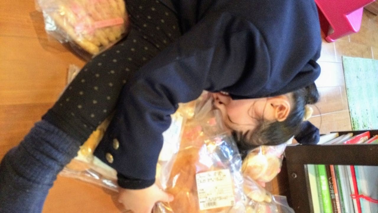 パンを抱きかかえて喜んでいる子どもの様子 | アレルギー対応パンのtonton