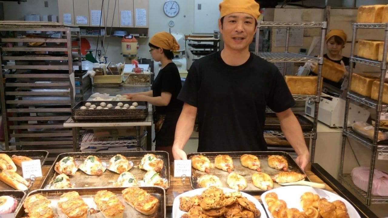 お店でパンを陳列している様子 | アレルギー対応パンのtonton