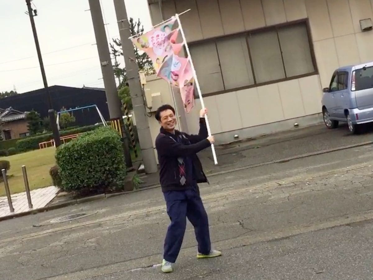 のぼりを振り回しているところ | アレルギー対応パンのtonton