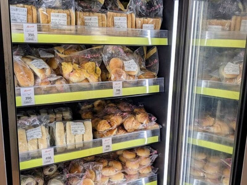 ハーツつるがさんの店舗での販売の様子 | アレルギー対応パンのtonton