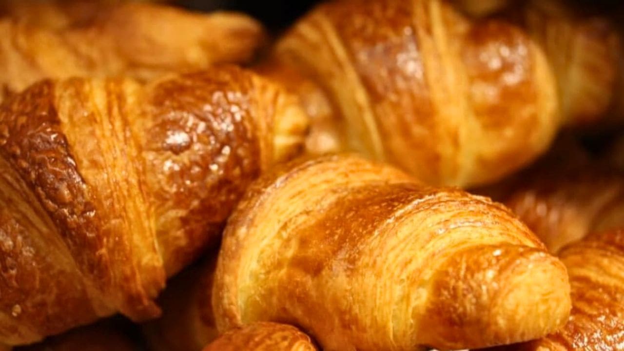 焼き上がったクロワッサンが重なっている様子 | アレルギー対応パンのtonton