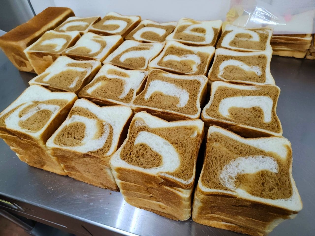 54斤じゃ足りなかった！渦巻きマーブル食パンを半額で
