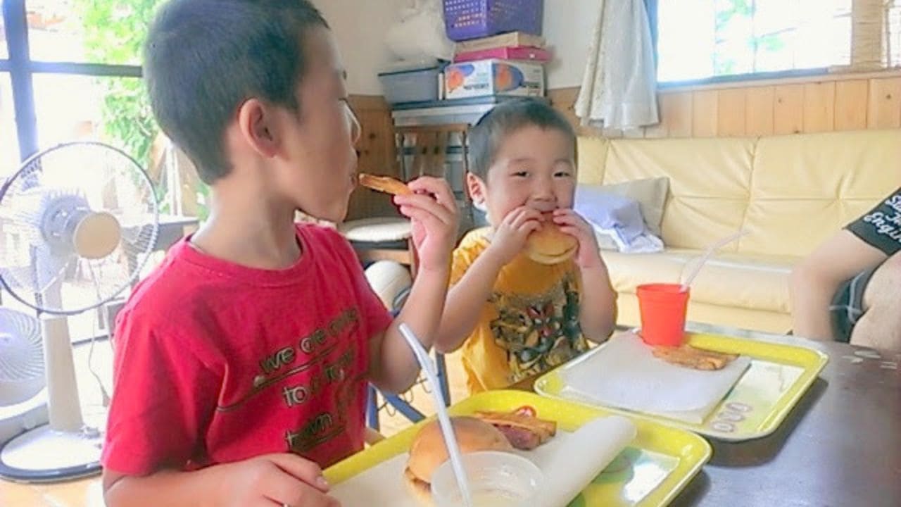 家族みんなで同じtontonのパンを囲んでいる食卓の写真 | アレルギー対応パンのtonton
