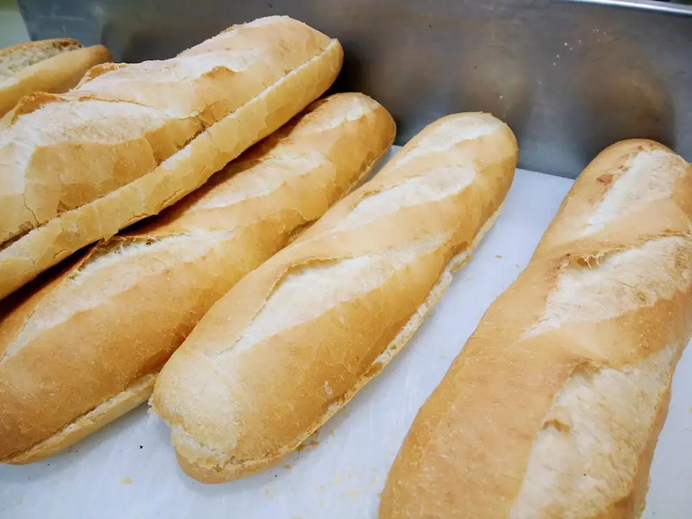 🥖 懐かしの味から最新アレンジまで！コッペパン魅力を再発見 | アレルギー対応パンのtonton