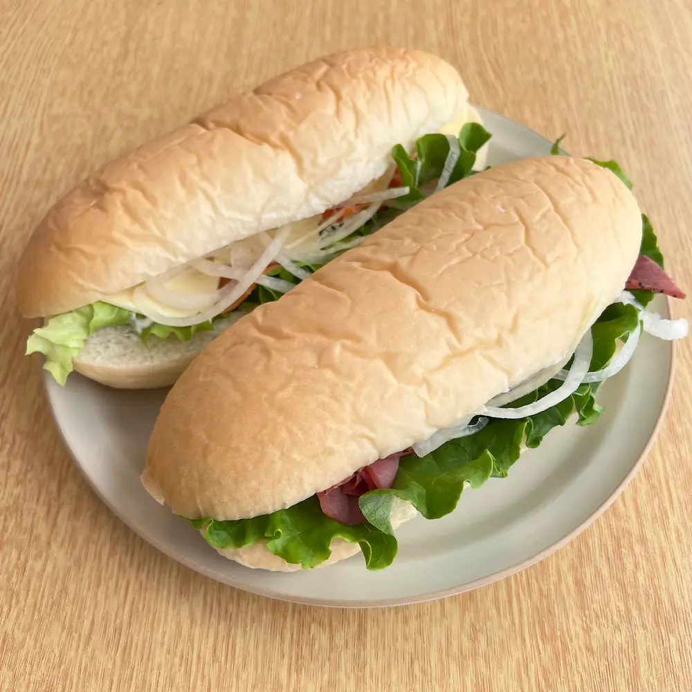 🥖 懐かしの味から最新アレンジまで！コッペパン魅力を再発見 | アレルギー対応パンのtonton