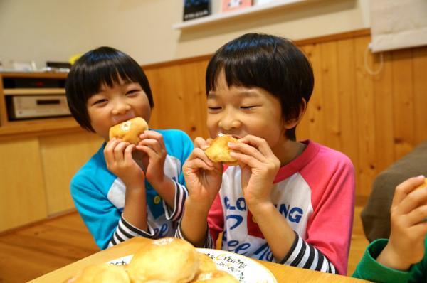 家族みんなでパンを囲んで、いっただっきま?す♪