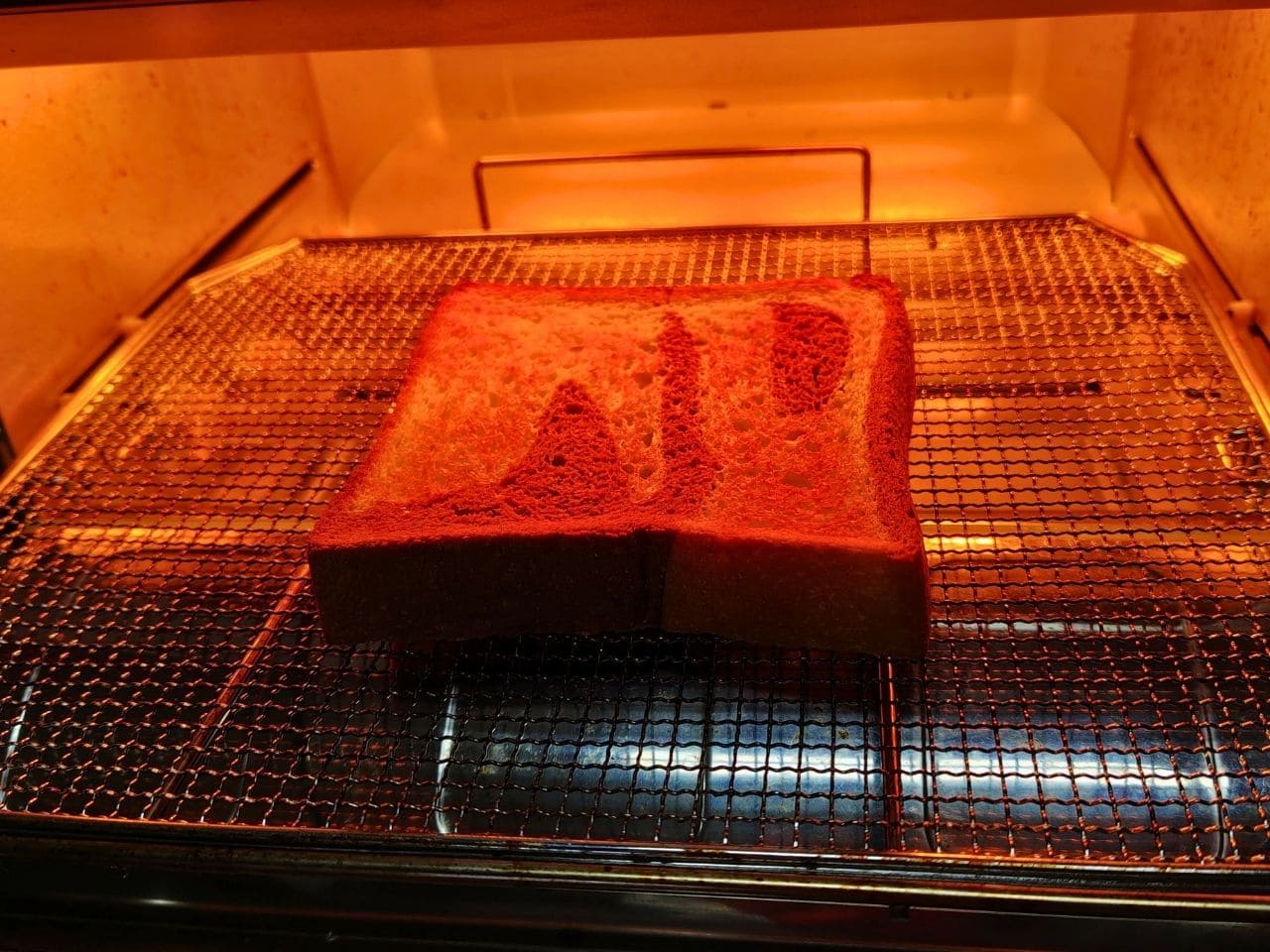 オーブントースターの中で焼いているマーブル食パン | アレルギー対応パンのtonton